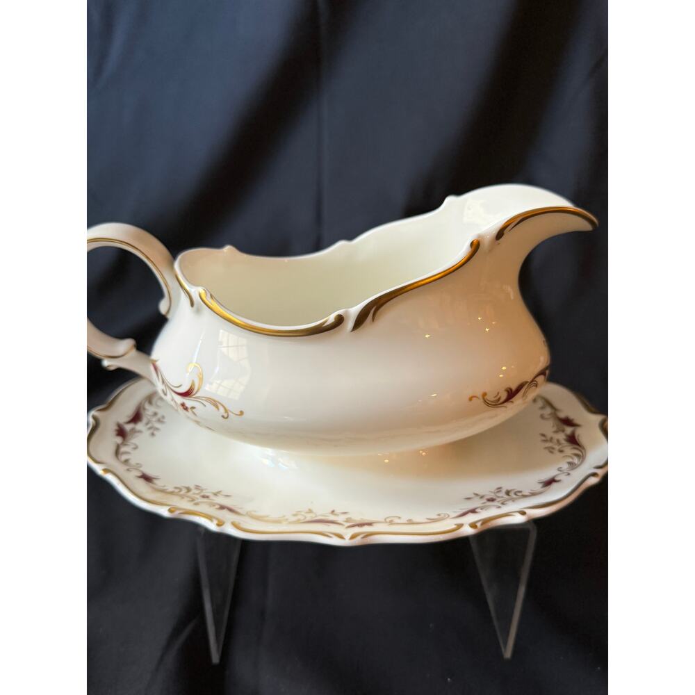 Royal Doulton Strasbourg H4958 gravy boat and attached plate